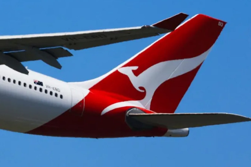 Qantas: Airline investigates after app lets customers see strangers&#039; data