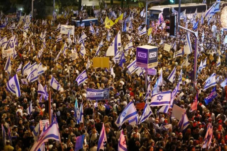 Israel: Huge rally pushes back at judicial reform protests