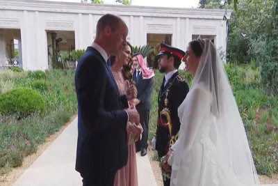 Prince William and wife Kate arrive in Jordan for country&#039;s royal wedding