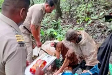 Mystery surrounds US woman found starving and chained to tree in India