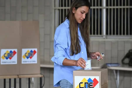 Venezuelans in tense wait for election results