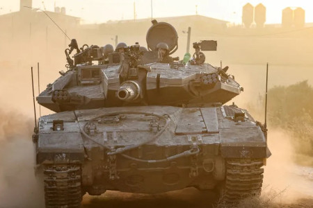 Israel-Gaza war: Israeli forces pushing into south Gaza